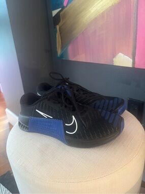Nike Men's Black and Blue Training Sneakers